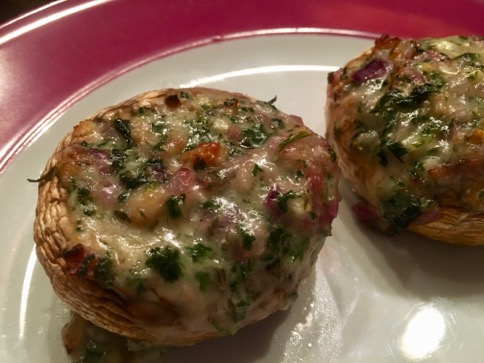 <i>Champignon-K&ouml;pfe</i><i>mit Parmesan-</i><i>F&uuml;llung</i>